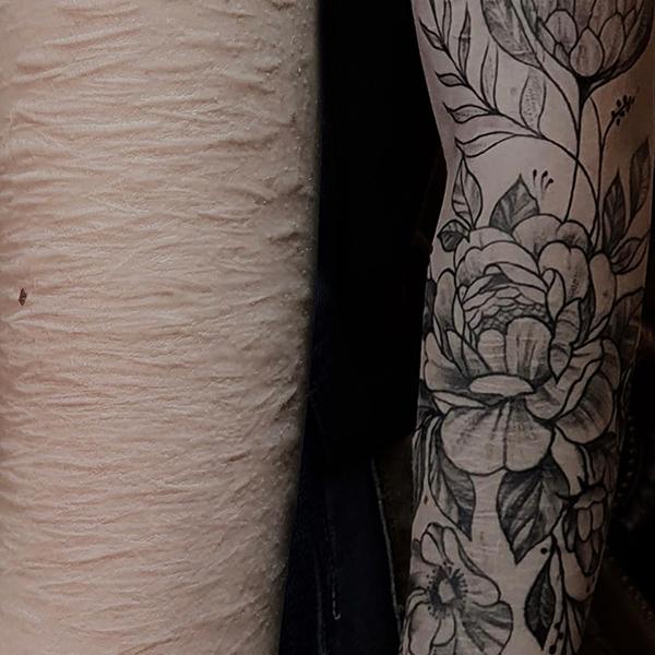 Vergleich von tätowiertem und unbehandeltem Arm mit Blumenmuster-Tattoo